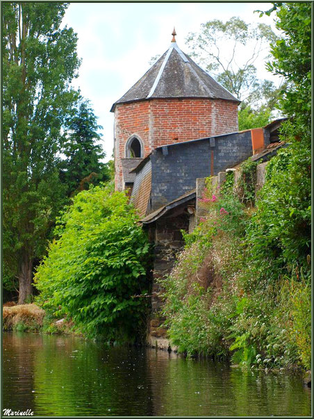 Belle maison bourgeoise avec sa tourelle au-dessus de son lavoir personnel en bordure du Trieux, Pontrieux, Côte d'Armor (22)