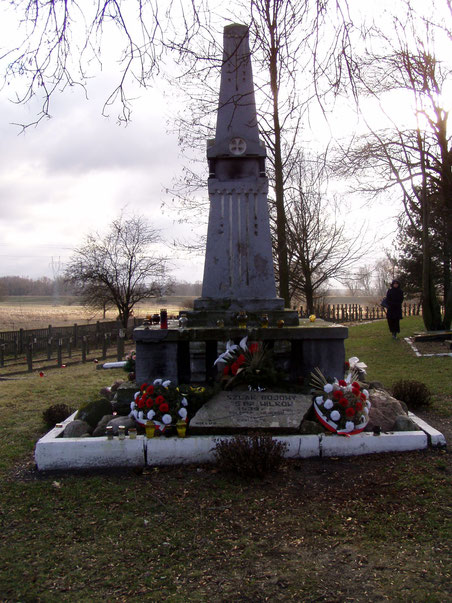 Pamiątkowy obelisk w centralnej części Międzynarodowego Cmentarza Wojennego "BALLONA" w Dęblinie