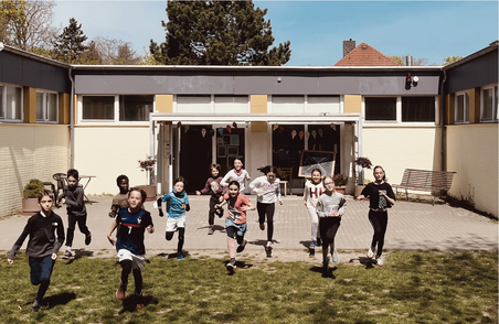 Kinder rennen aus dem eFöB-Gebäude.