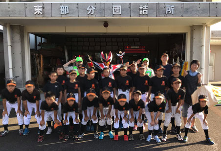 高山ソフトボールスポーツ少年団のみなさん、ハヤブサキングさんと記念撮影