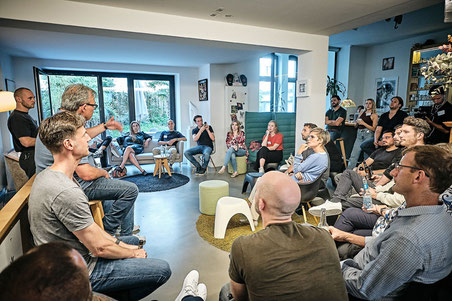 Diskussion in der Mastermind Lounge