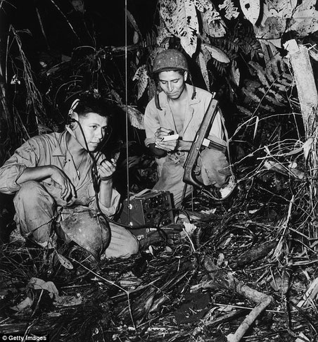 I soldati Nativi Americani (Navajo) aiutarono le truppe alleate comunicando attraverso il loro linguaggio (Getty images)