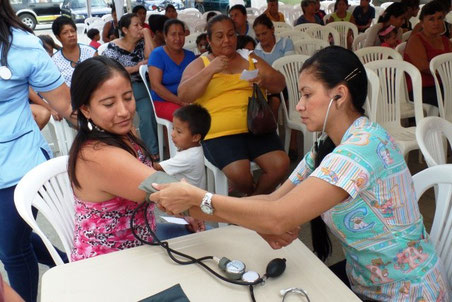 Una doctora atienda en su consulta móvil patrocinada por el Patronato municipal. Manta, Ecuador.