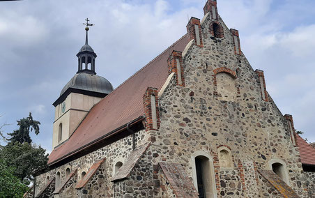 Giebel einer Feldsteinkirche in der Prignitz