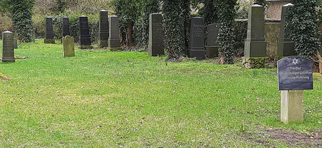 Grabsteine auf einem alten Friedhof