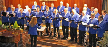 Der Wirth-Werkschor mit Chorleiterin Alexandra Hillebrands.   FOTO: UWE HELDENS 