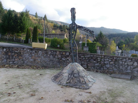 Le Gardien de Pierre dans la cour de l'ancienne école du village