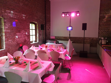 DJ-Setup mit Ambientebeleuchtung im Gut Hebscheid Aachen