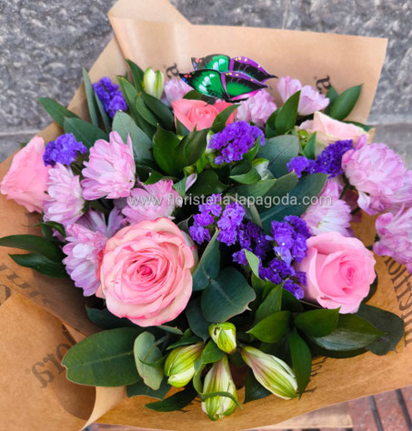 Ramo grande variado con rosas.