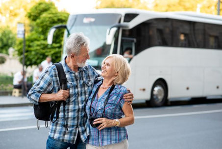 Ehepaar vor Reisebus 2026 