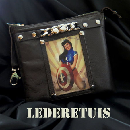 braunes Lederetui mit Reissverschluss und einem aufgenähtem Vinylbild von Bettie Page