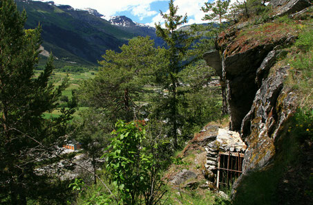 L'entrée de la grotte des Balmes dominant la vallée de l'Arc eb  Haute Maurienne Vanoise