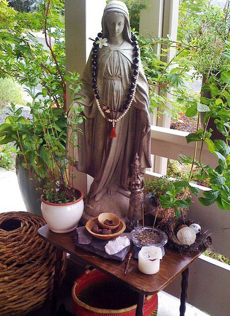 This is an alternative altar space. Very natural and beautiful. (Pinterest)