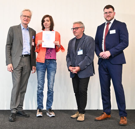 Erinnerungsbild nach erfolgreicher Urkundenverleihung