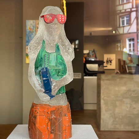 Skulptur aus Computerplatinen in der Galerie rfzk Nuernberg