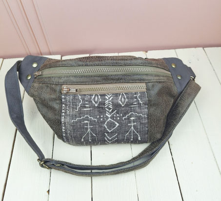 sac banane pour homme, faux cuir taupe, tissu motif ethnique, plusieurs compartiments, cadeau pour homme