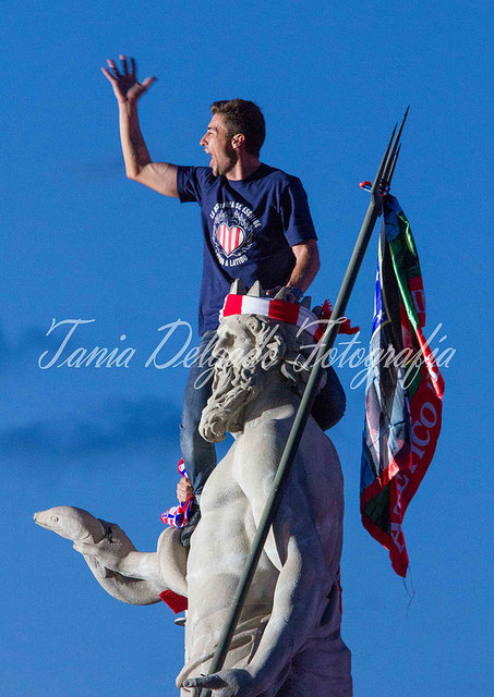 Gabi coronando Neptuno