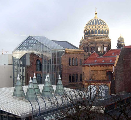 Bild:https://upload.wikimedia.org/wikipedia/commons/f/f6/Neue_Synagoge_-_Berlin.jpg