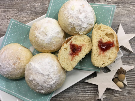 Berliner auf einer Platte angerichtet mit Marmeladenfüllung