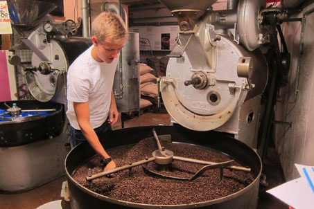 Kaffee Rösten Maschine Junger Mann Schenke Kaffee Genuss Schenke im Bahnhof 