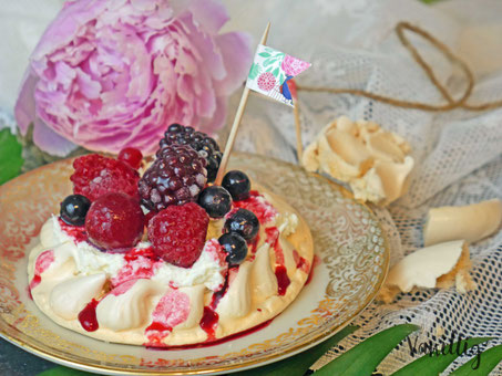 pavlova, pawlowa, pavlova mit waldbeeren, dessert, nachspeise, sommer rezepte