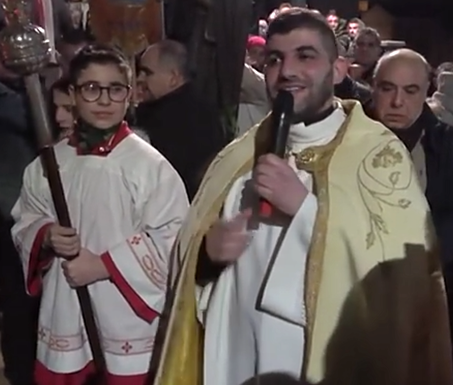 Il prete benedice tutti i partecipanti, Lodè 2018