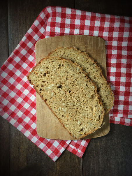 Marathonbrot Anschnitt, Brot mit Sonnenblumenkernen und Möhren, Teig aus dem Thermomix, gebacken im Zaubermeister
