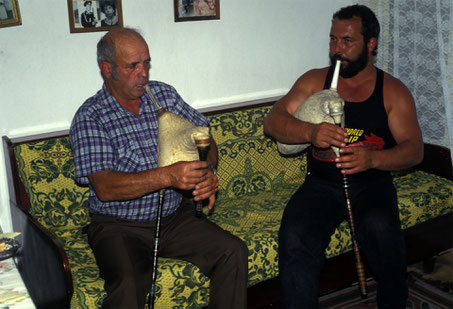 Gospodin Stoianov Philipov (à gauche) jouant de la gajda. © P. Kersalé 1994-2024.