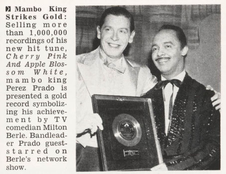 1955: Disco de Oro a Pérez Prado por su interpretación de "Cerezo rosa".