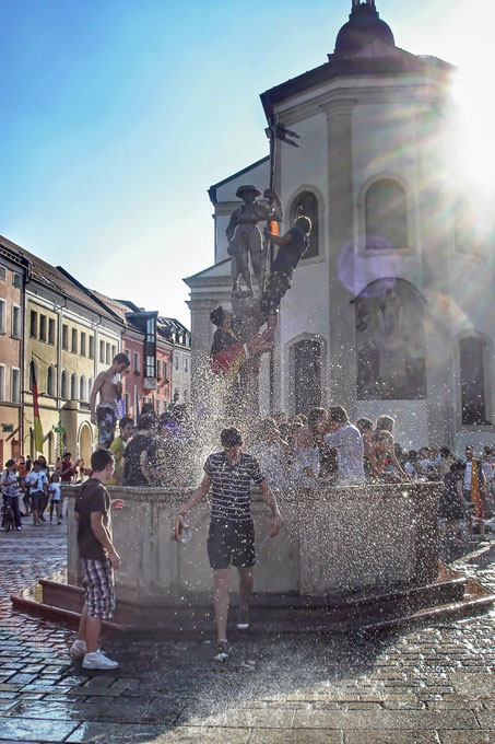 Lindlbrunnen Traunstein mit Menschen die im Brunnen baden
