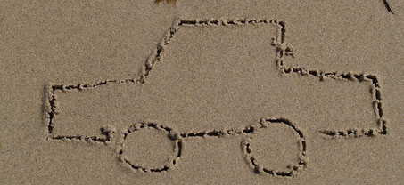 Auto in den Sand gemalt