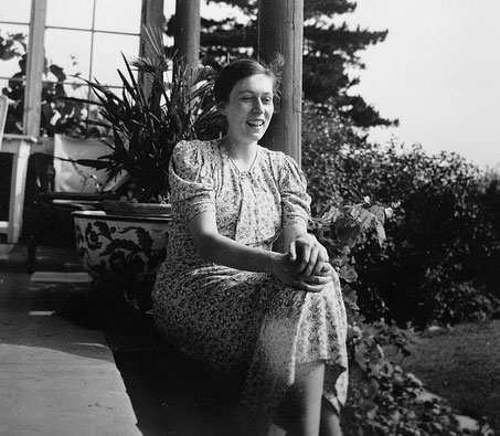 Freya von Moltke auf der Veranda des Berghauses in Kreisau, 1932 ©Foto Familie von Moltke