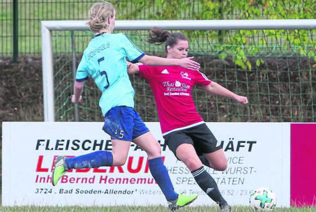 Einsatz: Für den Führungstreffer der TSG Kammerbach gegen Großenenglis II sorgte Lucia Langefeld (rechts) mit einer verunglückten Flanke. Foto: Per Schröter 