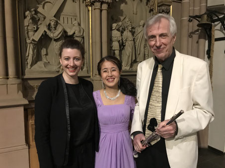 v.l. Frau Johanna Werhahn(Mezzosopran), Brummer und Herr Klaus-Peter Riemer(Flöte)   左からJohanna Werhahn氏（メゾソプラノ）、ブルマー、Klaus-Peter Riemer氏（フルート）