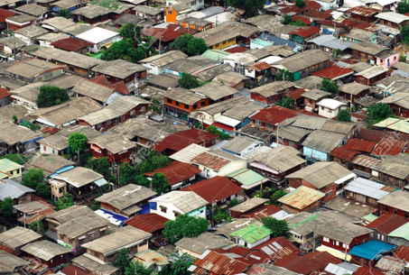 (Slums of Bangkok, Thailand, Aerial View, Kampee Patisena, 123RF, 2018)