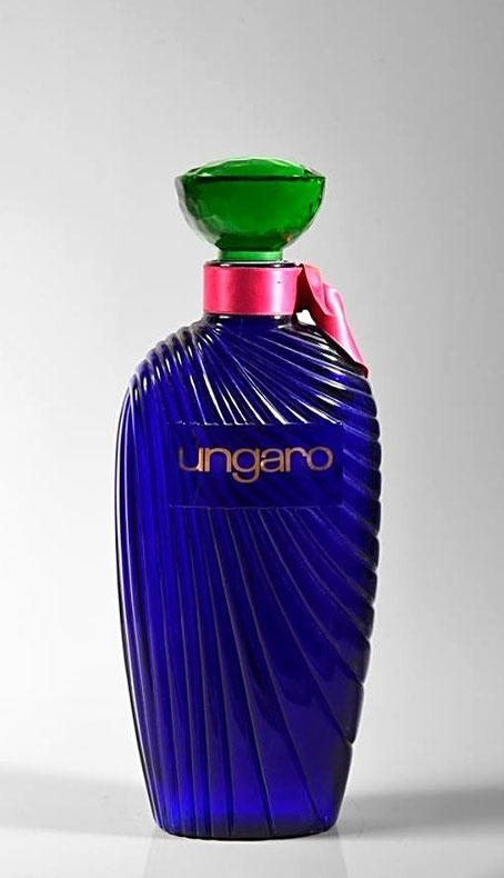 UNGARO - FACTICE GEANT AVEC BOUCHON EN VERRE VERT, ET RUBAN SATIN ROSE
