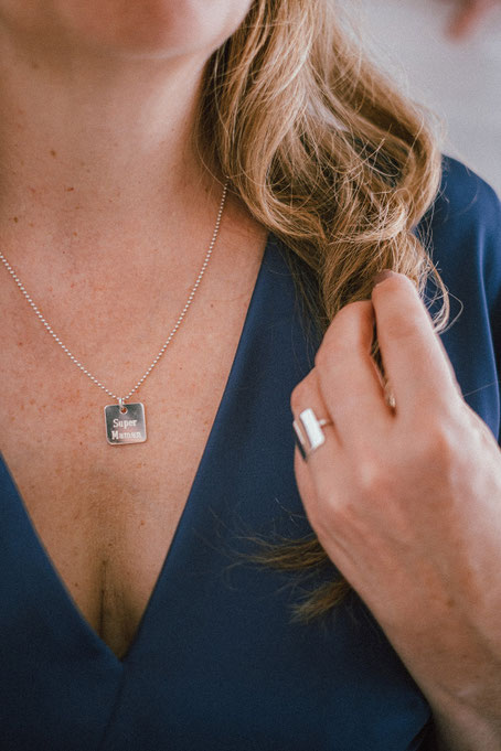 zoom sur femme portant le collier Forma F07 en argent gravé "super maman"