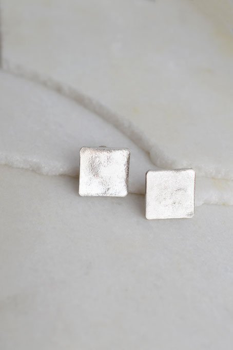 bo carré en argent texturé réticulé modèle Forma F06 sur marbre