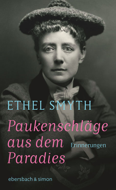 Das Cover von "Paukenschläge aus dem Paradies" zeigt ein Schwarz-Weiß-Bild der elegant gekleideten Autorin.