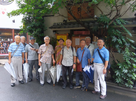 上野のとんかつの井泉本店前で