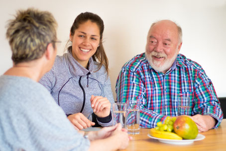 Theoretische Ernährungsberatung mit zwei alten und übergewichtigen Menschen