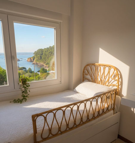 alt="Barrera de cama infantil de rattan artesanal hecha a medida en España"