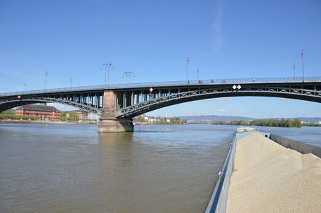 Mainz met de Theodor Heuss Brücke.