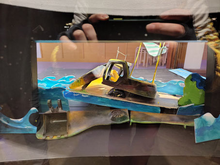 Selbstbild mit Bühnenbild-Modell , durch einige Interaktionen mit Menschen sieht es ein wenig anders aus als das Original