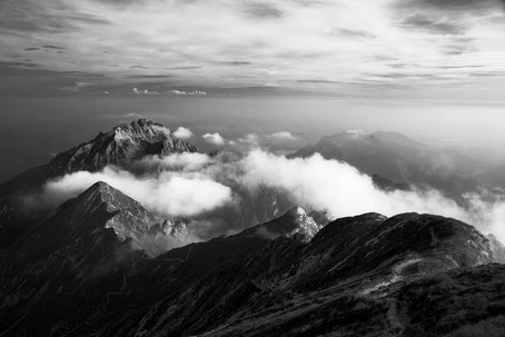 Foto in bianco e nero di paesaggio di montagna visto dalla cima della Grigna