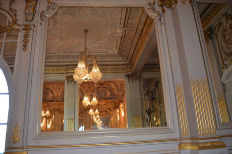 Reflet du plafond dans ce grand miroir. Ces glaces avaient 2 buts : renvoyer la lumière et donner l'illusion de profondeur 