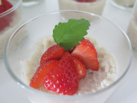 Veganer Milchreis mit Kokosmilch & frischen Erdbeeren