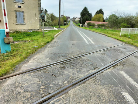 Artonges. Le passage à niveau.