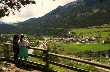 Vue sur le village de Sollières Sardières depuis le belvédère de la grotte des Balmes