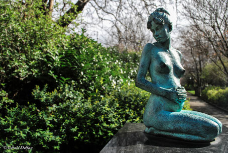 Sculpture de la femme nue et enceinte à Merrion square à dublin